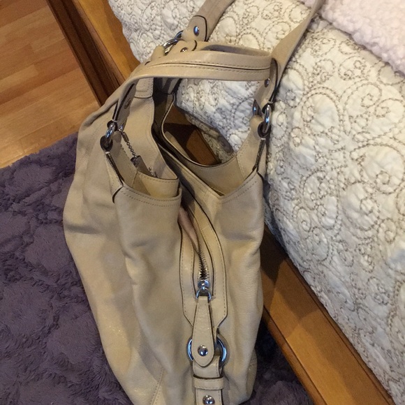 Authentic pebble leather coach handbag. - Picture 4 of 7